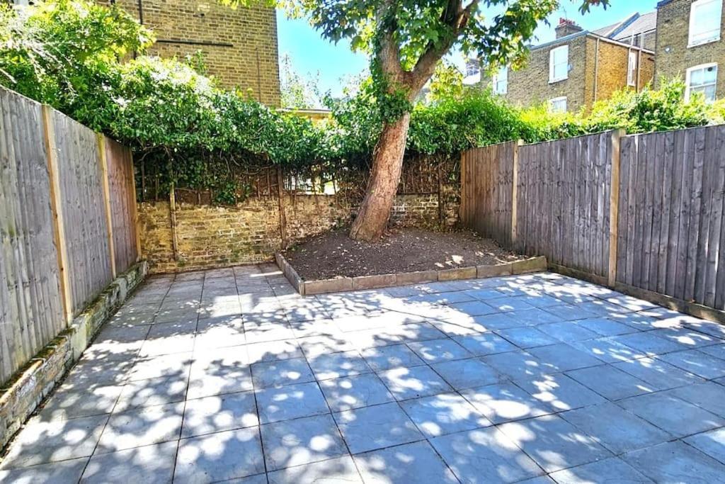 Flat In Queens Park Лондон Екстериор снимка